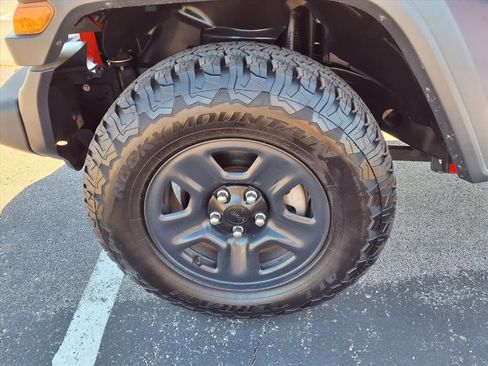 Used 2018 Jeep Wrangler Unlimited Sport image 9