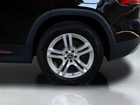 Used 2021 Mercedes-Benz GLB 250 4MATIC w/ Premium Package image 9