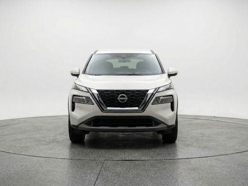 Used 2025 Nissan Rogue SV image 2