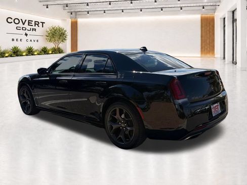 Used 2023 Chrysler 300 Touring L w/ Comfort Group RWD image 9