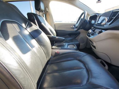 Used 2022 Chrysler Pacifica Touring-L w/ Uconnect Theater Family Group image 4