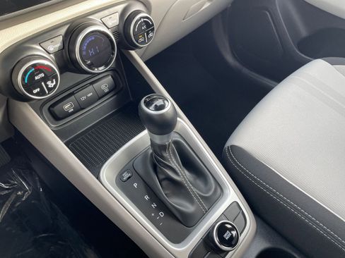 Used 2025 Hyundai Venue SEL image 41