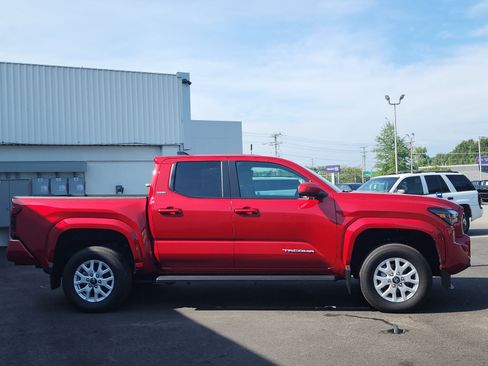Used 2025 Toyota Tacoma SR5 AWD/4WD image 6