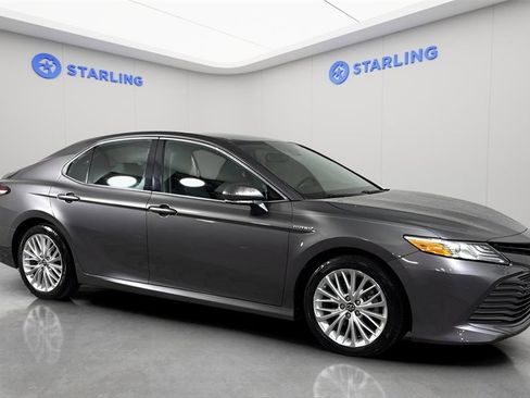 Used 2019 Toyota Camry XLE image 12