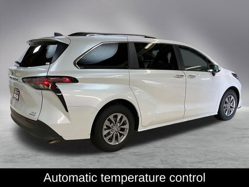 Used 2024 Toyota Sienna XLE image 5