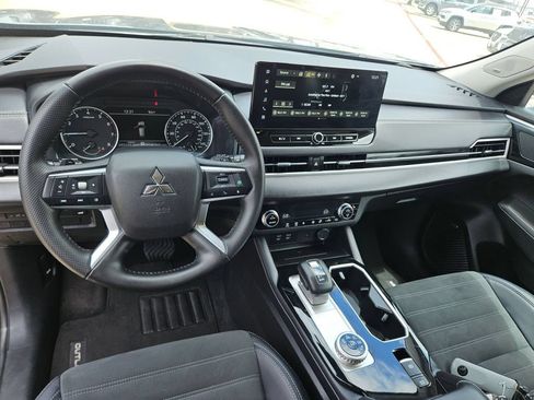 Used 2025 Mitsubishi Outlander SE AWD/4WD image 16