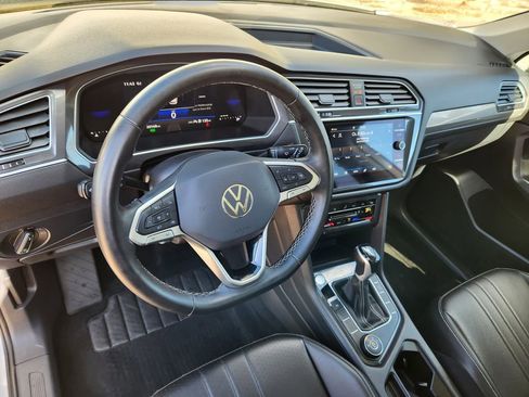 Certified 2024 Volkswagen Tiguan SE image 9