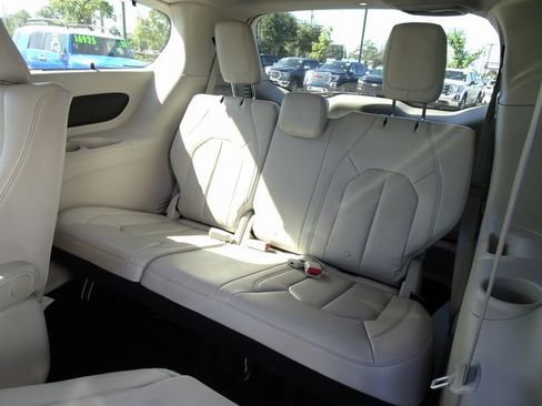 Used 2017 Chrysler Pacifica Premium image 15