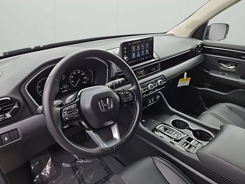 Used 2025 Honda Pilot Touring image 11