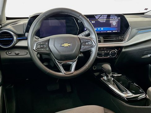 Used 2025 Chevrolet Trax LT w/ LT Convenience Package image 17