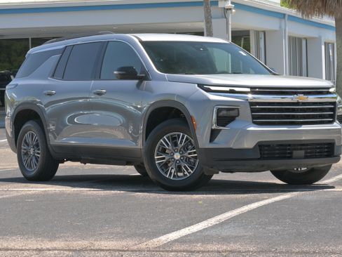 Used 2025 Chevrolet Traverse LT w/ Driver Confidence Package FWD image 2