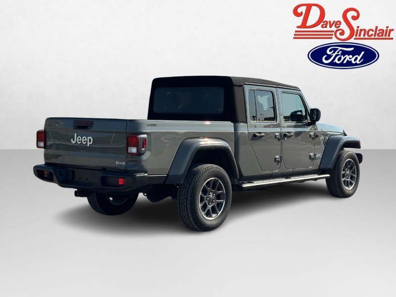 Used 2022 Jeep Gladiator Overland w/ Cold Weather Group AWD/4WD image 7