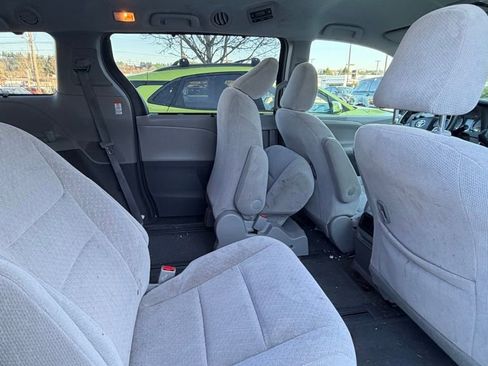 Used 2016 Toyota Sienna LE image 10