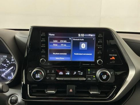 Used 2021 Toyota Highlander XLE AWD/4WD image 11