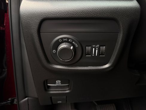 Used 2025 Jeep Grand Cherokee Laredo w/ Luxury Tech Group I AWD/4WD image 25