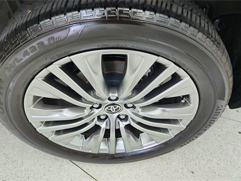 Used 2023 Toyota Venza Limited image 59