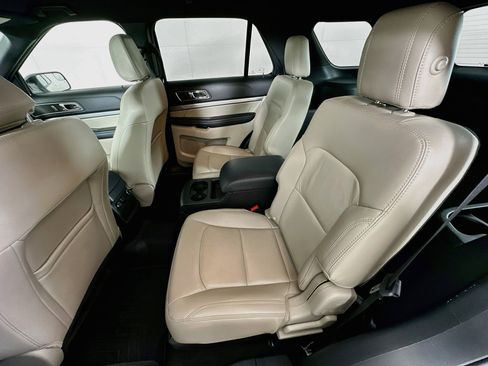 Used 2018 Ford Explorer XLT w/ Equipment Group 202A FWD image 27