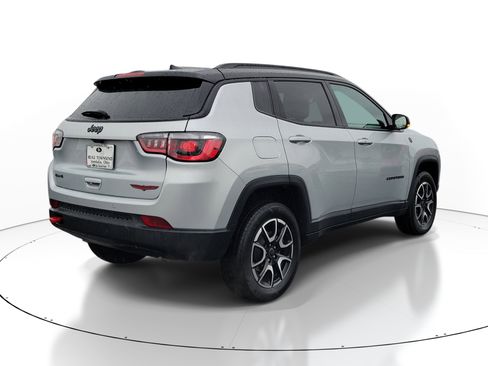 Used 2025 Jeep Compass Trailhawk AWD/4WD image 4