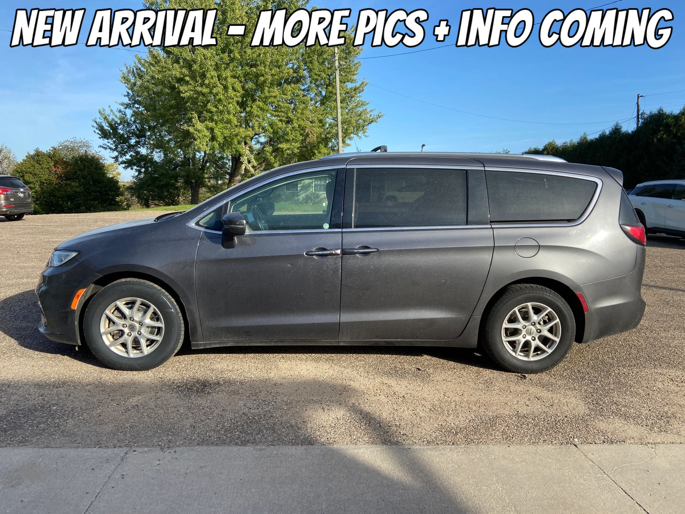 Used 2021 Chrysler Pacifica Touring-L FWD image 2