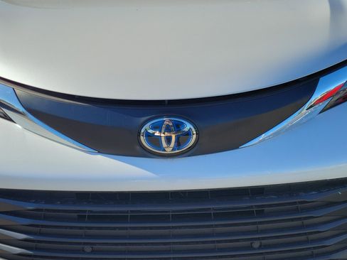 Used 2025 Toyota Sienna XLE image 5