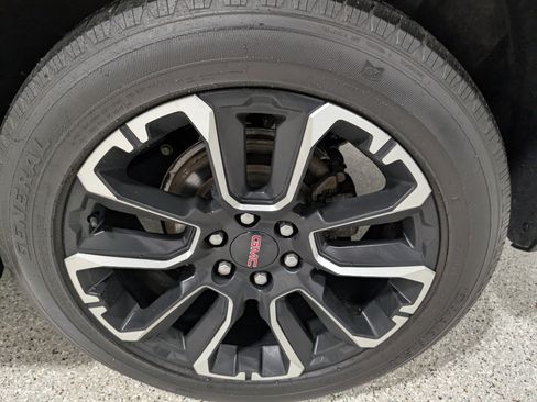 Used 2023 GMC Yukon XL Denali w/ Advanced Technology Package image 12