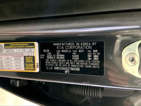 Used 2025 Kia Soul LX w/ LX Technology Package FWD image 31