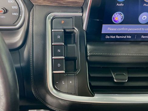 Used 2021 Chevrolet Tahoe Z71 w/ Luxury Package AWD/4WD image 17