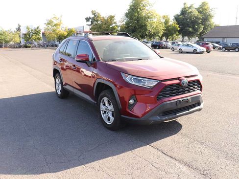 Used 2020 Toyota RAV4 XLE w/ Carpet Mat Package AWD/4WD image 3
