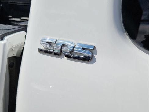 Used 2018 Toyota Tacoma SR5 RWD image 12