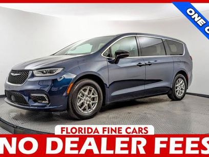 Used 2025 Chrysler Pacifica Select
