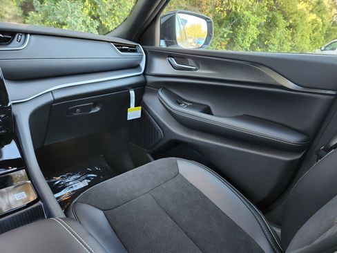 New 2025 Jeep Grand Cherokee L Altitude image 20