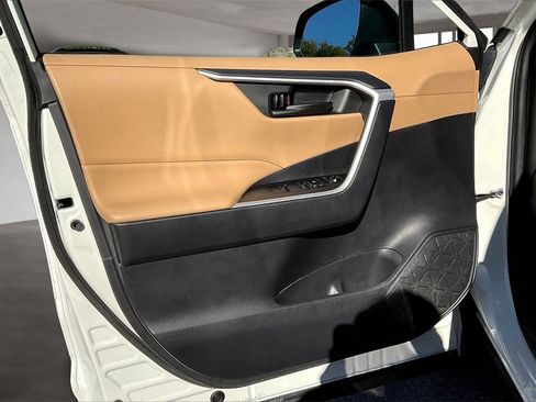 Used 2021 Toyota RAV4 LE image 17