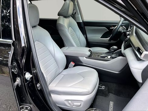 Used 2022 Toyota Highlander XLE FWD image 9