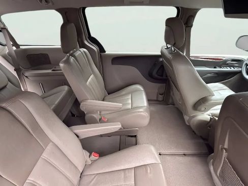 Used 2012 Chrysler Town & Country Touring w/ Entertainment Group #1 FWD image 8