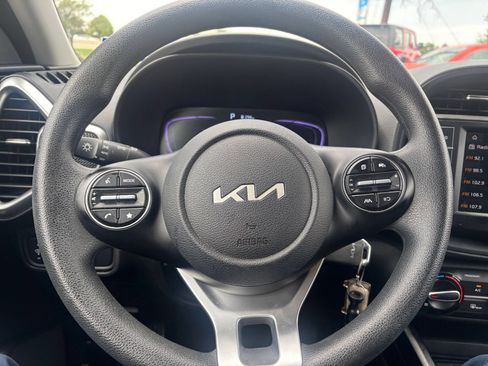 Used 2025 Kia Soul LX w/ LX Technology Package FWD image 25