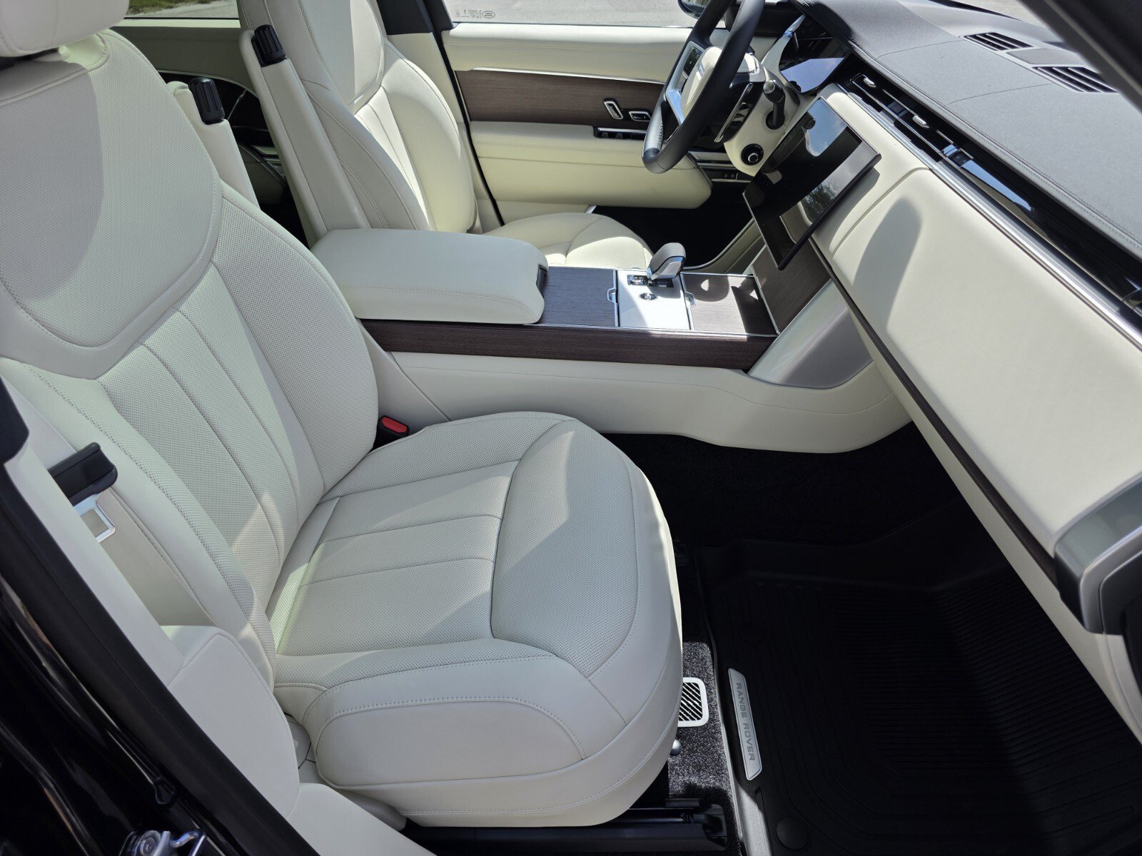 New 2026 Land Rover Range Rover SE AWD/4WD image 3