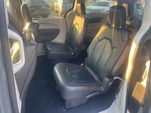 Used 2020 Chrysler Pacifica Touring-L Plus w/ Advanced Safetytec Group image 9