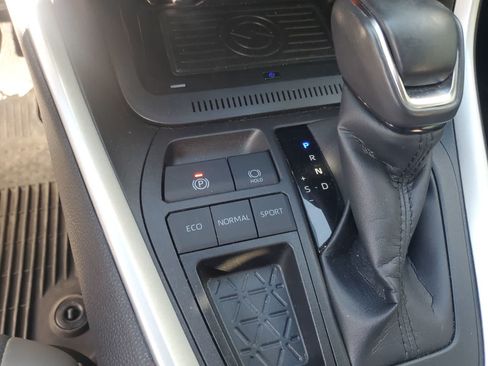 Used 2022 Toyota RAV4 Limited FWD image 16