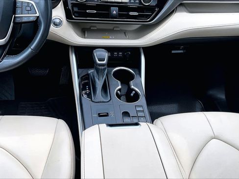 Used 2023 Toyota Highlander XLE FWD image 17