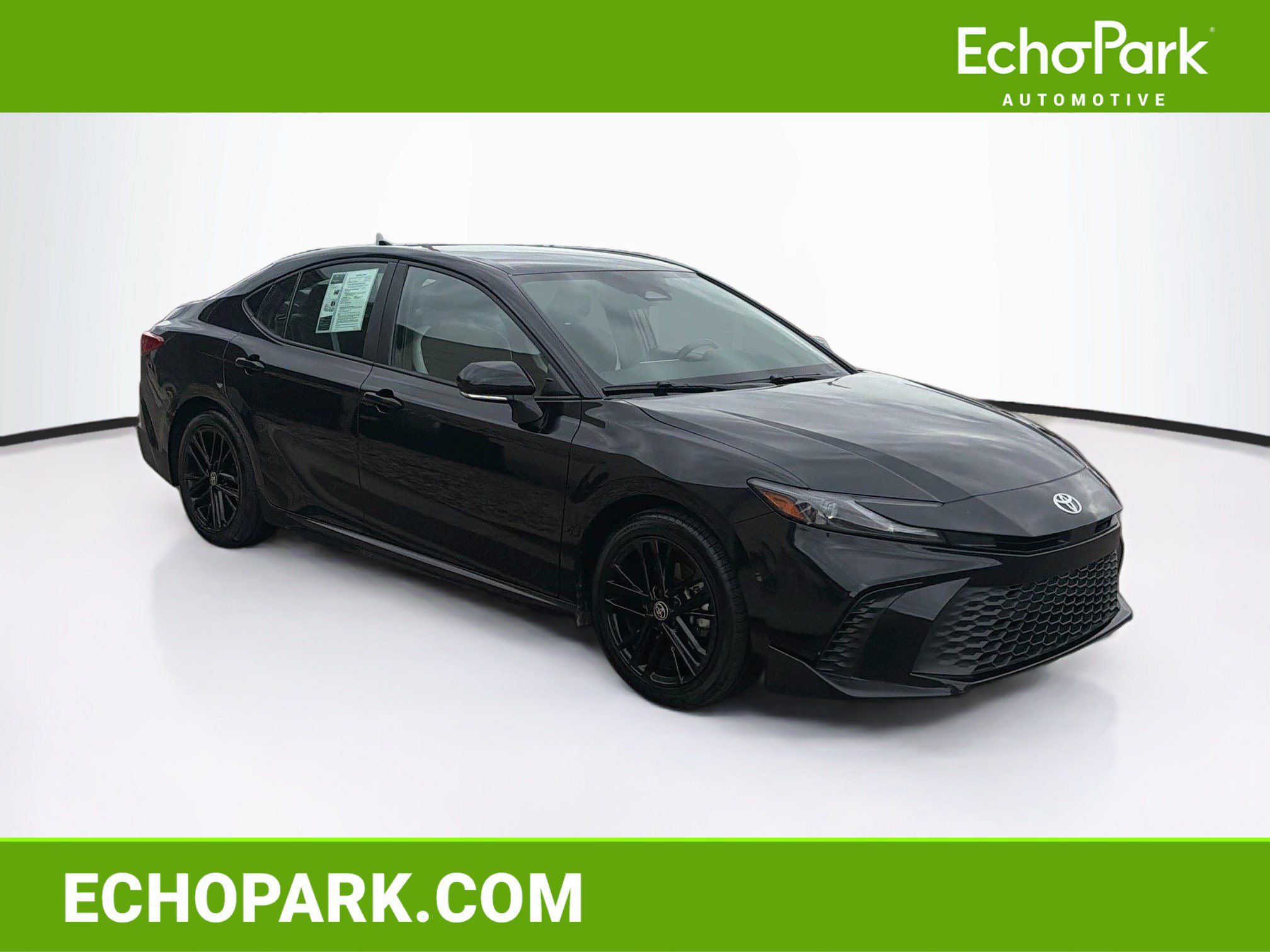 Used 2025 Toyota Camry SE FWD image 1