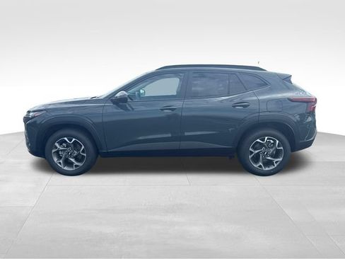 Used 2025 Chevrolet Trax LT FWD image 2