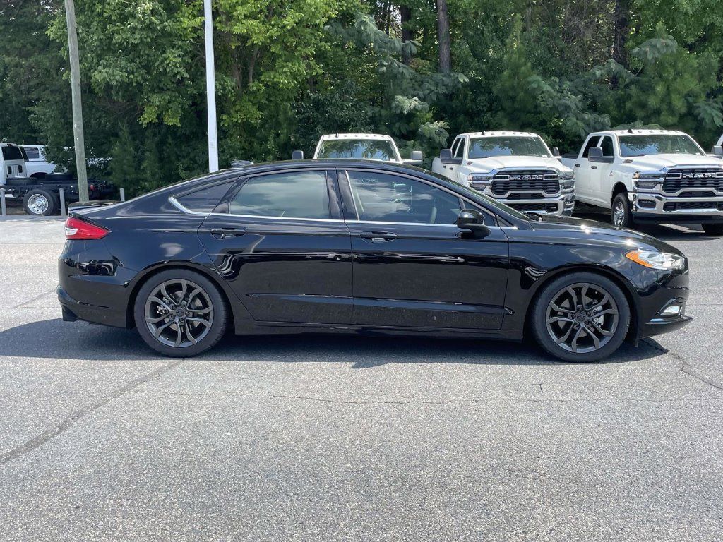 Used 2018 Ford Fusion SE w/ Equipment Group 201A FWD image 9
