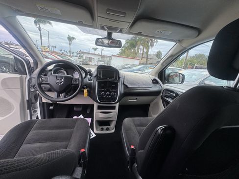 Used 2019 Dodge Grand Caravan SE w/ UConnect Hands-Free Group image 17
