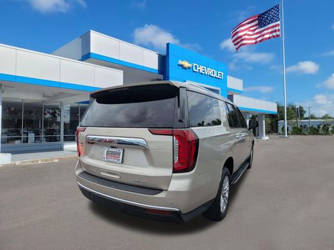 Used 2021 GMC Yukon XL SLT w/ SLT Premium Package AWD/4WD image 3