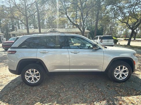 Used 2022 Jeep Grand Cherokee Limited image 6