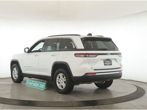Used 2024 Jeep Grand Cherokee Laredo image 8