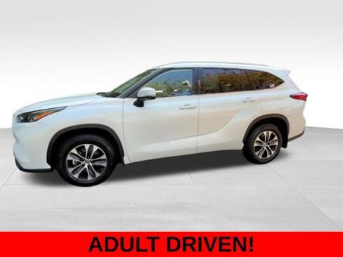 Used 2022 Toyota Highlander XLE AWD/4WD image 3