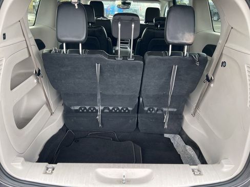 Used 2023 Chrysler Pacifica Touring-L image 7