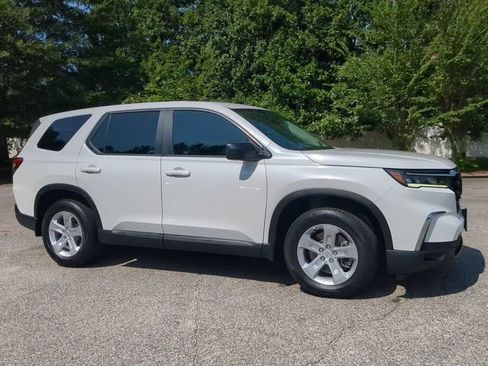 Used 2023 Honda Pilot LX image 2