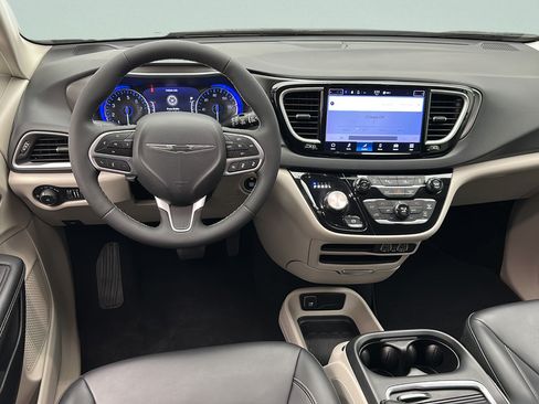 Used 2024 Chrysler Pacifica Touring-L FWD image 11